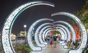 Làm hỏng trang trí ở phố đi bộ khi chụp ảnh, có là phá hoại tài sản?